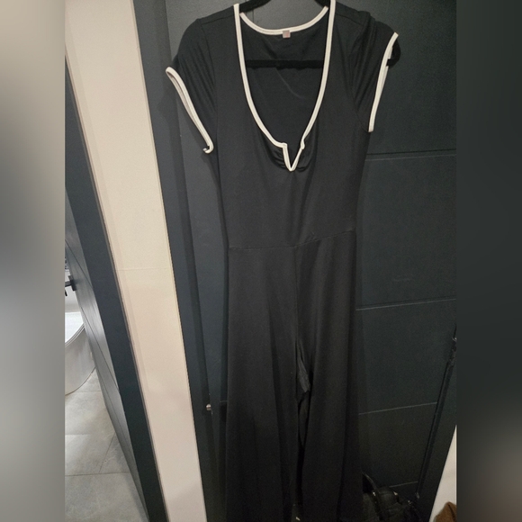 Black Jumpsuit with White Trim Free People Movement Pipe Dream Onsie Nwt Large - Picture 2 of 4